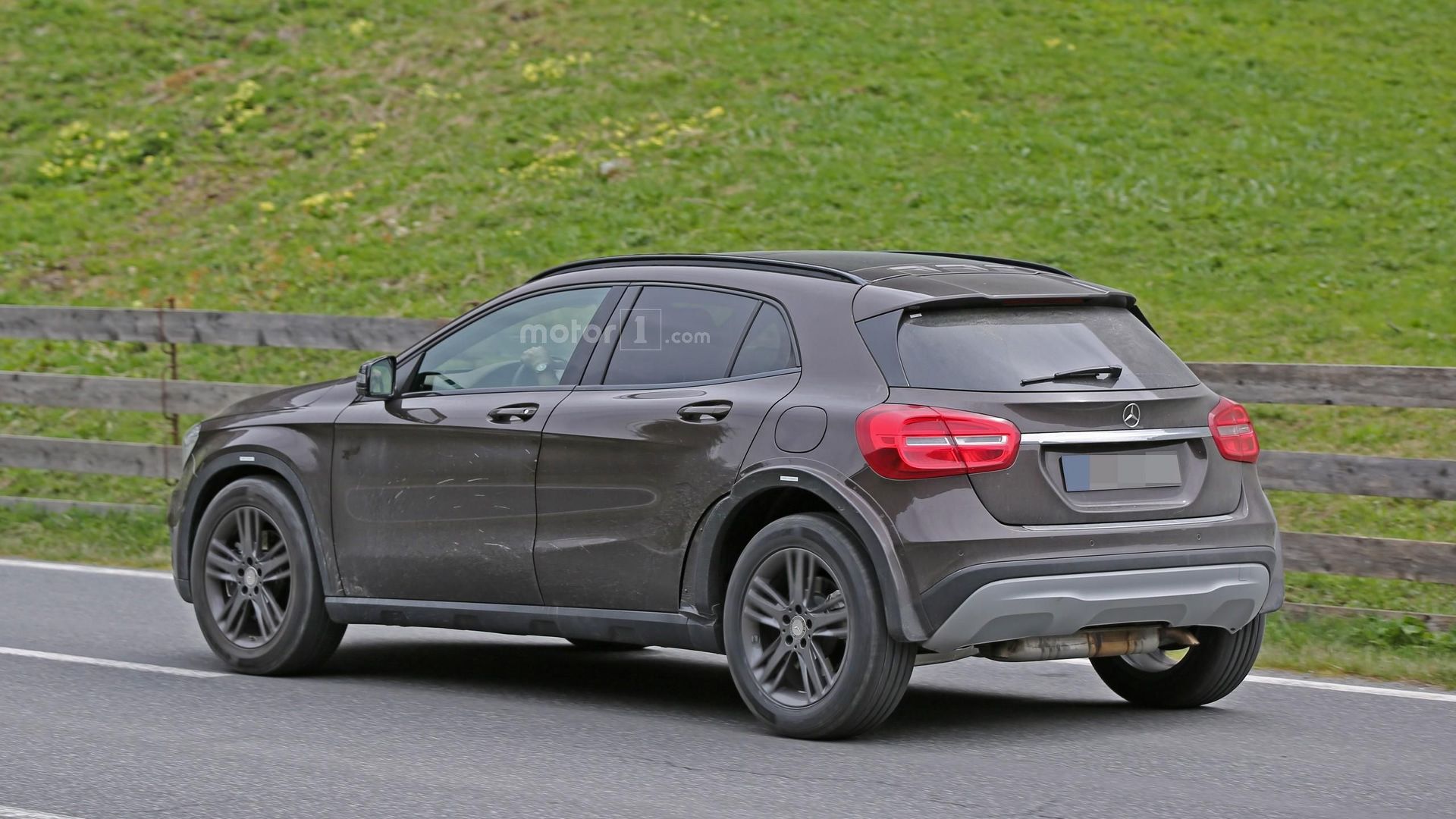 possible-mercedes-glb-spy-photo.jpg